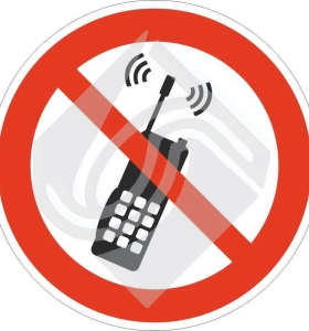 Запрещается пользоваться мобильным (сотовым) телефоном или переносной рацией