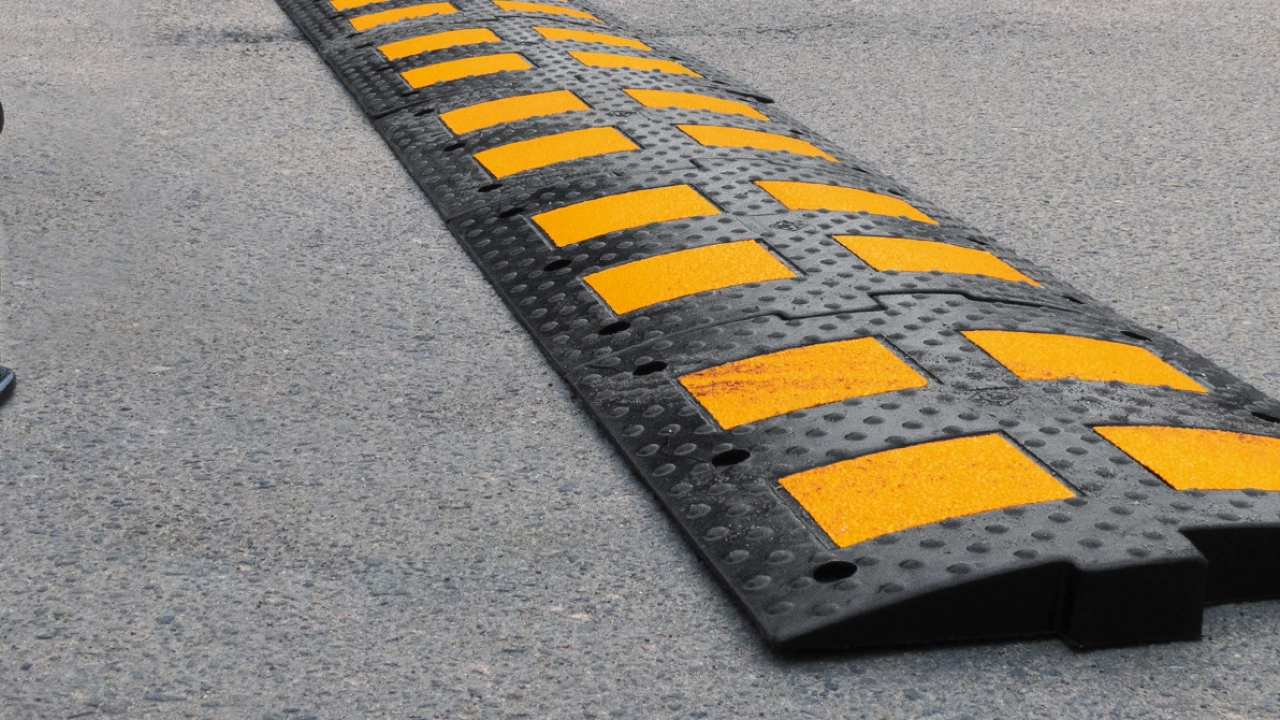 Порядок установки лежачего полицейского во дворе